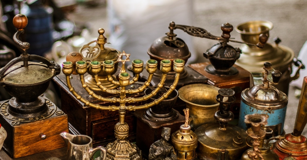 איך מזהים חנוכיות עתיקות ומה הערך שלהן בשוק?