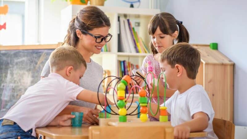 ילדים מתחילים לשחק עם צעצועים